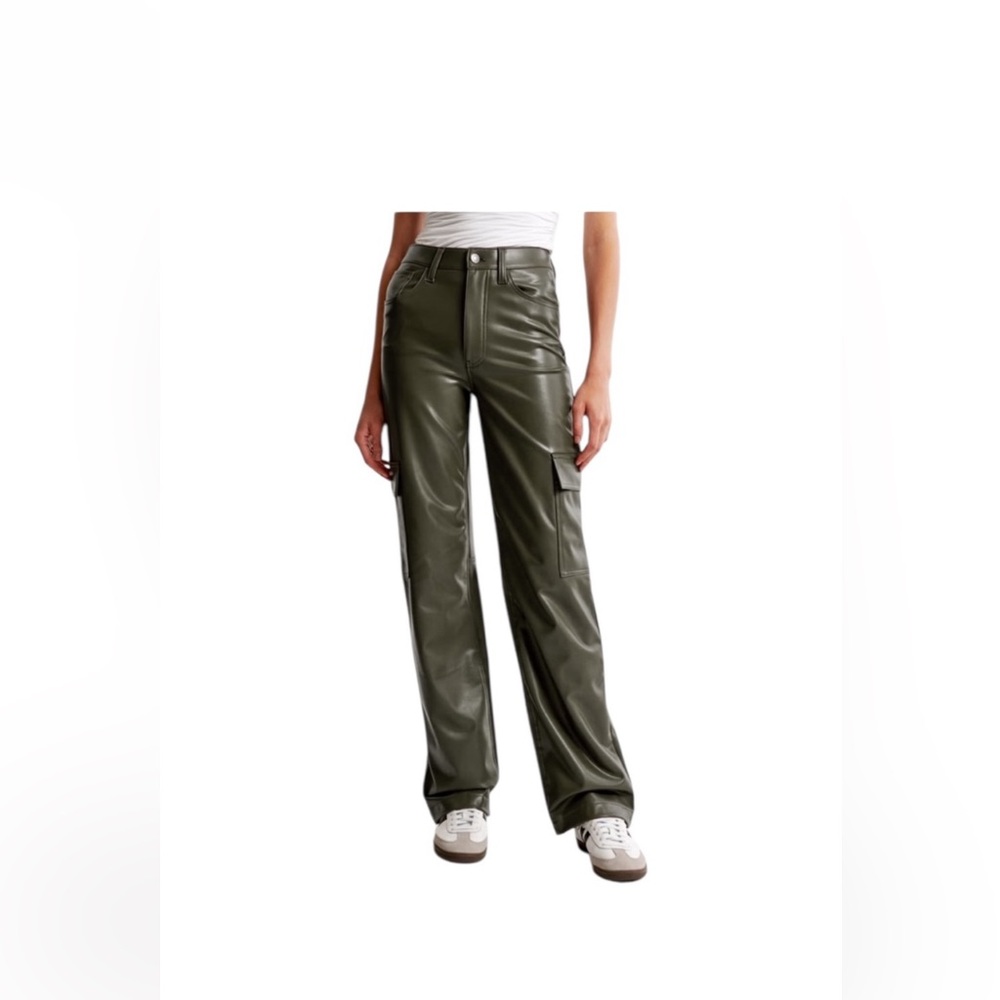 🚨𝐂𝐋𝐄𝐀𝐑𝐎𝐔𝐓 𝐒𝐀𝐋𝐄🚨𝐍𝐖𝐎𝐓 𝐀𝐁𝐄𝐑𝐂𝐑𝐎𝐌𝐁𝐈𝐄 & 𝐅𝐈𝐓𝐂𝐇 Black Faux Leather Cargo Wide Leg Pants